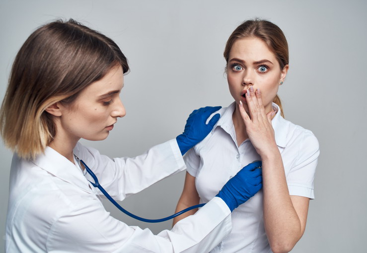 Alimenti che causano l’alitosi: cosa evitare