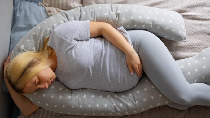 Gravidanza e notti estive: perchè si dorme peggio? E non è solo colpa del caldo Gravidanza e notti estive: perchè si dorme peggio? E non è solo colpa del caldo