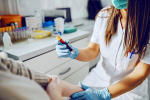 Tutte le sigle e le voci delle analisi del sangue: la guida completa